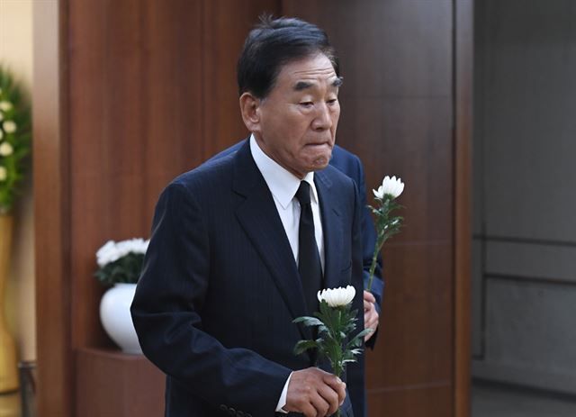 이재오 전 의원이 17일 서울 신촌 세브란스병원 장례식장에 마련된 고 정두언 전 새누리당 의원 빈소를 조문하고 있다. [이미지출처=연합뉴스]
