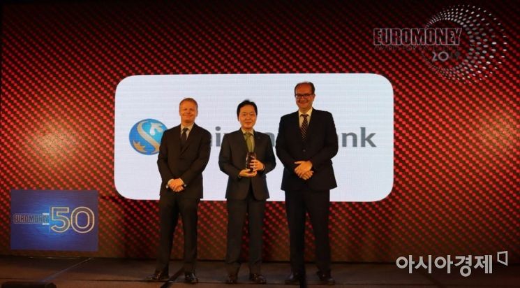 신한은행은 16일(현지시간) 홍콩 JW메리어트호텔에서 열린 '어워드 포 엑설런스 아시아 2019(Awards for Excellence Asia 2019)'에서 '대한민국 최우수 은행(Korea's Best Bank)'에 선정됐다고 밝혔다. 염문철 신한은행 홍콩지점장(가운데)이 유로머니 관계자들과 기념촬영을 하고 있다.