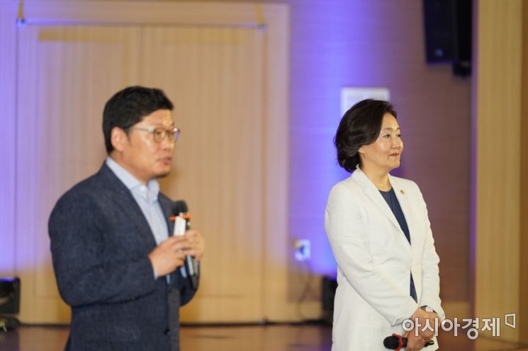 17일 대전 정부청사에서 열린 박장대소 북콘서트에서 이정동 청와대 경제과학특보(왼쪽)와 박영선 장관.