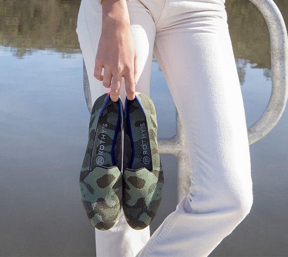 영국 왕자비인 메건 마클이 자주 신어 화제가 된 신발이 로티스입니다. 친환경 플랫슈즈로 페트병에서 뽑은 실을 3D 프린터에 넣어 복잡한 공정 없이 한 번만에 제작합니다. [사진=rothys.com]