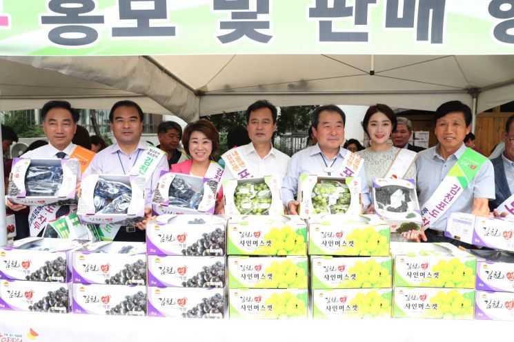 [포토]강북구, 자매도시 김천시 농·특산물 직거래장터 개최   