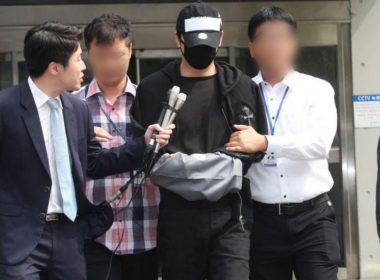 '성폭행·성추행 혐의' 강지환 검찰 송치…질문엔 '묵묵부답'