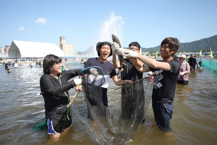 쏟아지는 물줄기 짜릿한 느낌, 정남진 장흥 물축제 ‘개최’