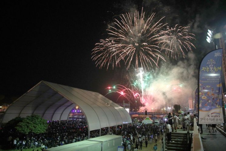 쏟아지는 물줄기 짜릿한 느낌, 정남진 장흥 물축제 ‘개최’