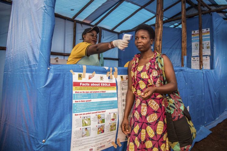 In 2019, at an International Rescue Committee (IRC) clinic set up in a refugee settlement in western Uganda, a female refugee from the Democratic Republic of Congo was undergoing tests for Ebola symptoms. Photo by AP / Yonhap News Agency