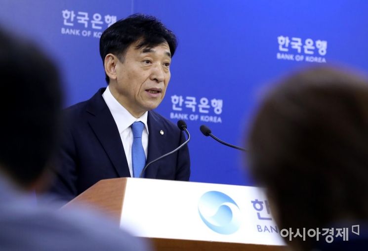 [포토]기준금리 인하 설명하는 이주열 한국은행 총재 