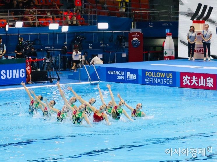 18일 오전 11시 염주체육관에서 열린 광주세계수영선수권대회 ‘아티스틱 스위밍’ 팀 콤비네이션 예선전에서 우리나라 선수들이 연기를 선보이고 있다.