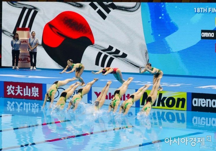 18일 오전 11시 염주체육관에서 열린 광주세계수영선수권대회 ‘아티스틱 스위밍’ 팀 콤비네이션 예선에 출전한 우리나라 선수들이 경기장에 뛰어들고 있다.