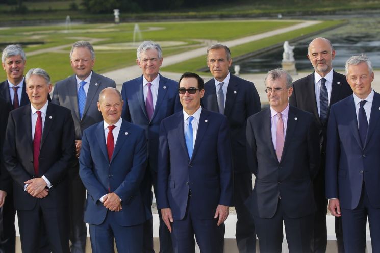 17~18일(현지시간) 프랑스 샹티이에서 열린 주요 20개국(G20) 재무장관·중앙은행총재 회의에 참석한 각국 재무장관 중앙은행 총재들이 기념사진을 찍고 있다. [이미지출처=AP연합뉴스]