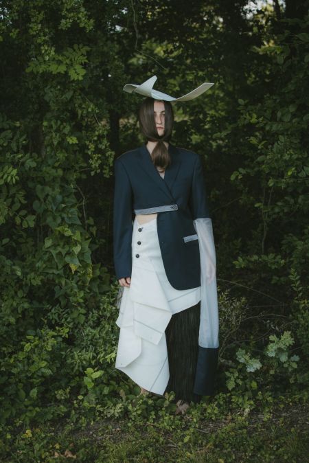 래코드_재킷과 낙하산, 에어백으로 만든 여성 수트 작품.