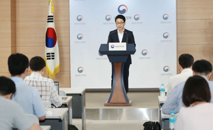 이호현 산업통상자원부 무역정책관이 19일 오전 정부세종청사에서 기자들의 질문에 답을 하고 있다.