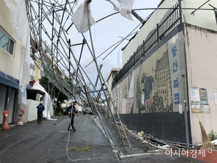 태풍 ‘다나스’ 영향, 광주 동구 재개발 건축 현장서 가림막 붕괴