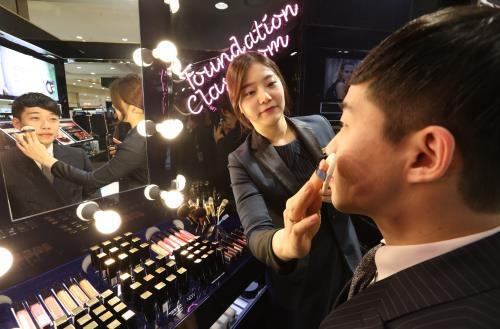 한 백화점에서 화장을 받는 남성.사진=연합뉴스