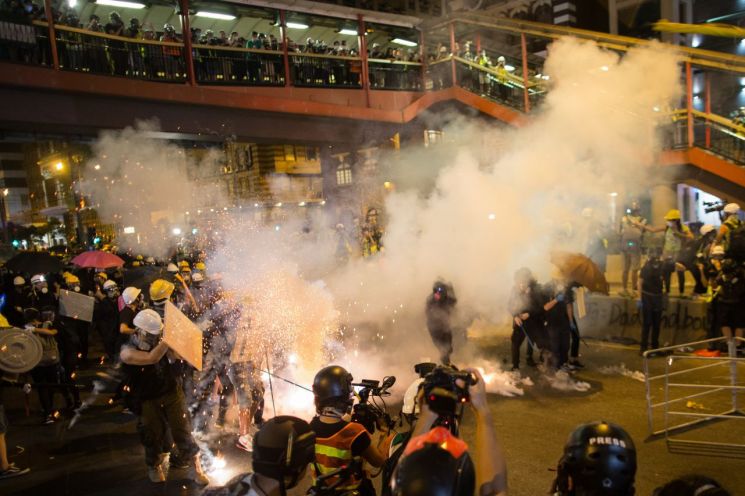 갈수록 난폭해지는 홍콩시위…친중·반중 뒤엉켜 아수라장