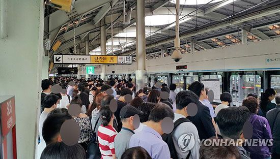 서울 지하철 2호선 방배역서 응급환자 발생…열차 운행 지연