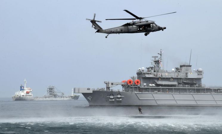 해군과 공군, 해경이 지난달 18일 오후 동해 인근 해상에서 '해상 조난자 합동 탐색구조훈련'을 하고 있다. (사진=공동취재단)