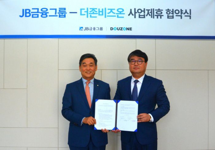 JB금융그룹 김기홍 회장(왼쪽)과 더존비즈온 김용우 대표(오른쪽)가 지난 18일 서울 여의도 JB빌딩에서 MOU를 체결했다.