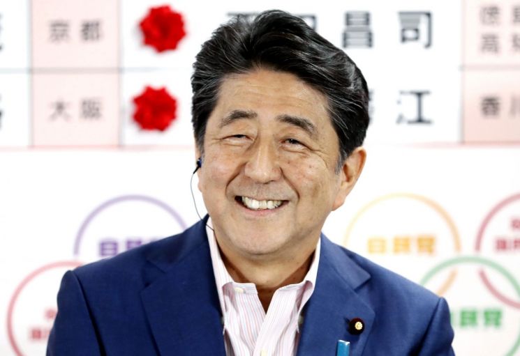 아베 신조 일본 총리가 제25회 참의원 선거가 실시된 21일 도쿄 자민당 당사에서 기자회견을 하며 활짝 웃고 있다. (사진=연합뉴스)
