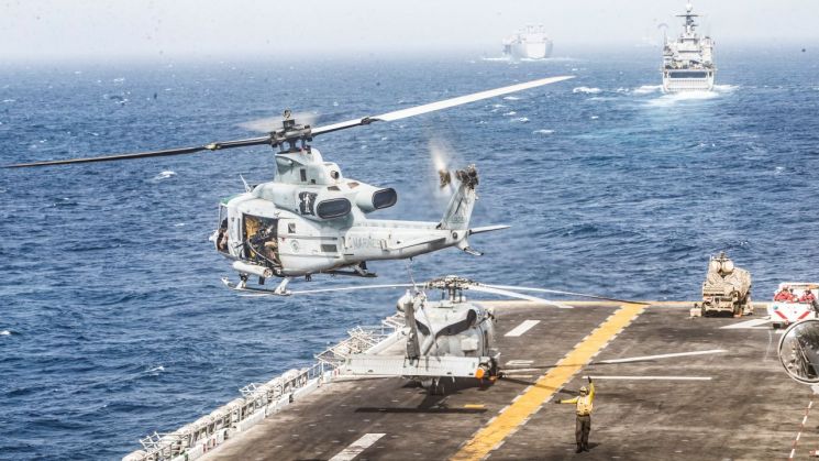 중동 호르무즈 해협을 지나는 미국 해군 강습상륙함 복서(Boxer) 갑판에서 지난 18일(현지시간) UH-1Y 베놈 헬기가 이륙하고 있다. (사진=연합뉴스)