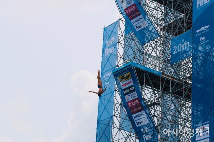 22일 열린 2019광주세계수영선수권대회 최고 흥행 기대 종목인 하이다이빙에서 한 선수가 한 마리 새처럼 다이빙을 하고 있다.