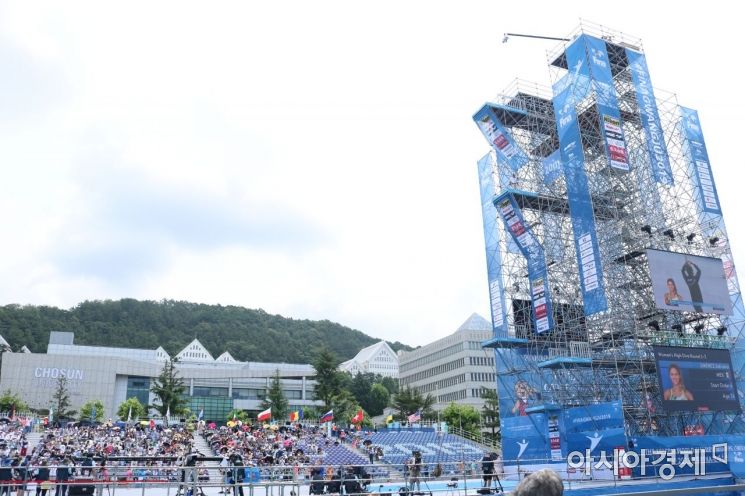 광주의 상징인 무등산을 배경으로 설치된 하이다이빙 경기장.