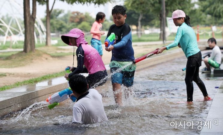[포토] 물놀이 즐기는 아이들