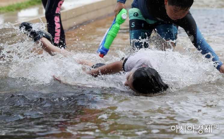 [포토] '물놀이로 무더위 날려요'