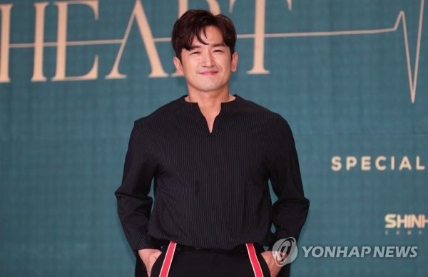 '강제추행 혐의' 이민우, 논란 속 팬 미팅 강행