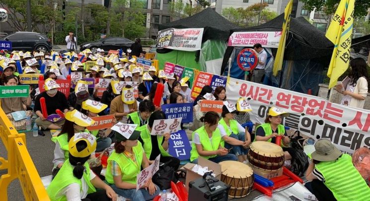 서울 8개 자사고들에 대한 청문 절차가 시작된 22일 서울 종로구 서울시교육청 앞에서 자사고 학부모들이 재지정 취소 처분에 항의하는 집회를 하고 있다.
22일 서울 종로구 서울시교육청 정문 앞에서 자사고 지정 취소에 반대하는 학부모들이 재지정 취소 처분을 받은