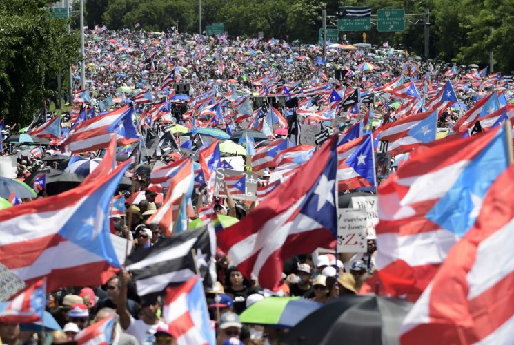 '막말 주지사 챗게이트' 푸에르토리코서 대규모 시위…트럼프 "끔찍해"