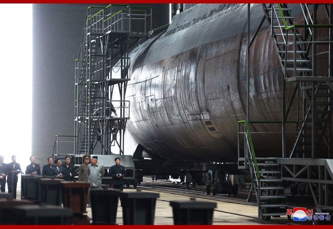 김정은 북한 국무위원장이 새로 건조한 잠수함을 시찰했다고 조선중앙통신이 23일 보도했다.