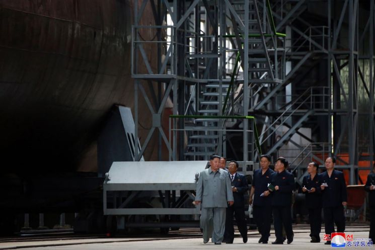 김정은 북한 국무위원장이 새로 건조한 잠수함을 시찰했다고 조선중앙통신이 23일 보도했다. 중앙통신이 이날 홈페이지에 공개한 사진.