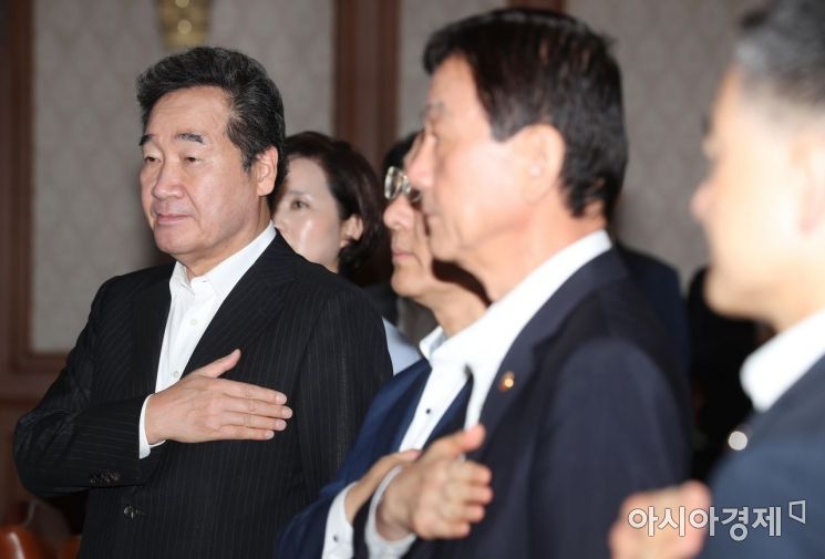 [포토]가슴에 손 얹은 이낙연 국무총리 