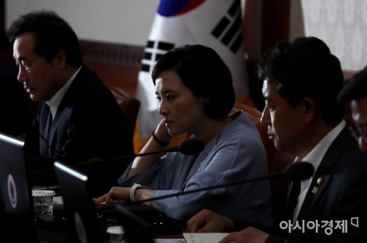 [포토]굳은 표정의 유은혜 사회부총리 