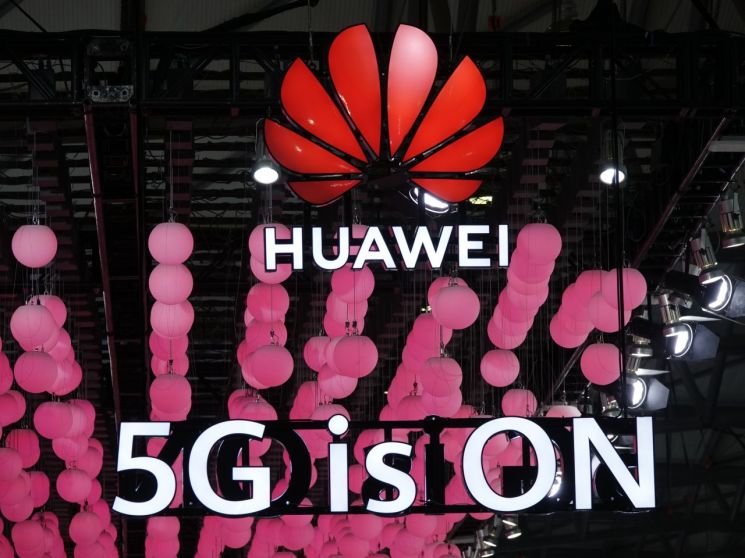 아시아 최대 모바일 전시회인 'MWC19 상하이'의 화웨이 전시장. 화웨이는 '5G is ON'(5G는 이미 현실이 됐다)는 구호를 내걸고 이미 실현된 5G 기술이 사람들의 삶을 어떻게 바꿔놓을 수 있는지에 초점을 맞춰 전시장을 꾸몄다. <사진=연합뉴스>