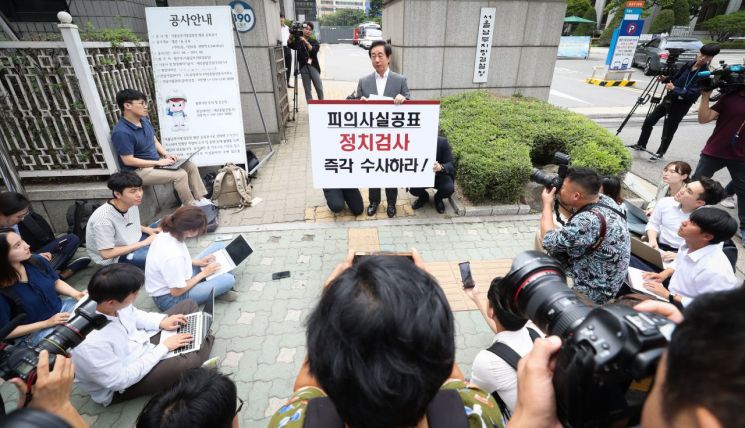 "검찰 수사 결과, 억지 논리이자 궤변" 1인 시위 나선 'KT 부정채용 의혹' 김성태