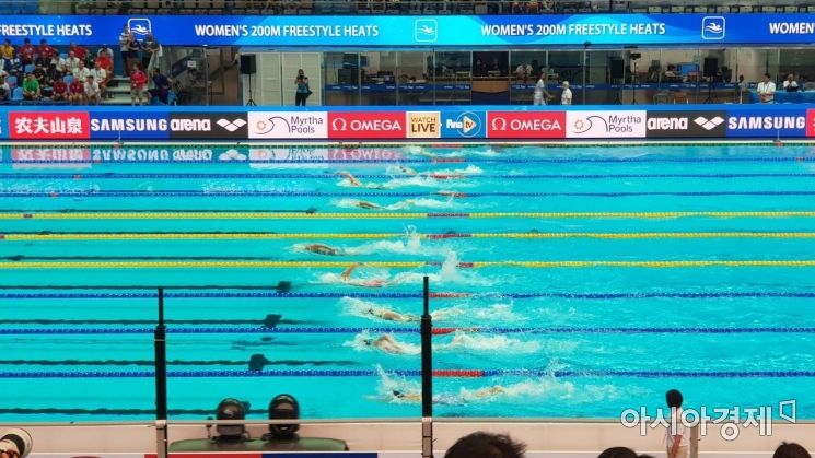 광주세계수영대회 경영 종목 남자 800m 자유형 예선에 참가한 선수들이 물살을 가르며 스피드를 내고 있다.