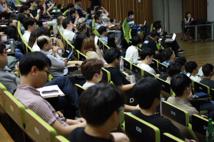 'AI 스타톤 2019' 참가자들이 네이버 본사에서 사전교육을 듣고 있다.