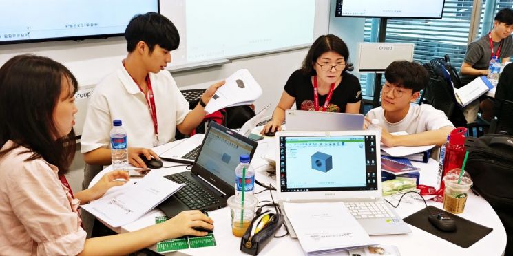 광주대학교 학생들이 난양기술대학교 AR증강현실 강의실에서 Fusion360도 소프트웨어를 통한 CAD작업 등에 대해 교육받고 있다. 사진=광주대학교 제공