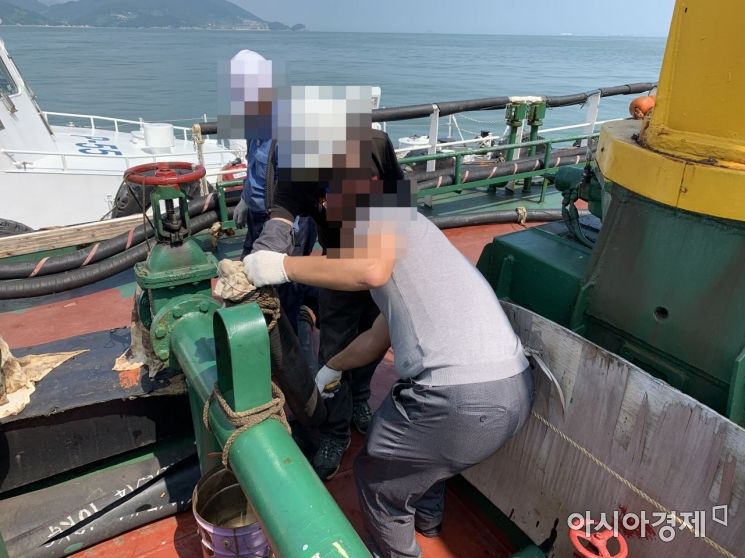 유출선박 확인중인 해경(사진=여수해경 제공)