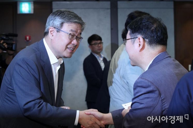 [포토] 기업인들과 인사하는 이재갑 장관