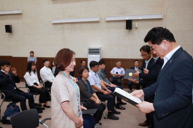 박준희 관악구청장이 지난 19일 열린 올 하반기 팀장 인사 임명장 수여식. 박 구청장은 이날 팀장들에 대한 발령장을 직접 수여하고 있다. 그러나 박 구청장은 직원들은 해당 국장실에서 자유스런 분위기에서 국장들로 하여금 발령장을 주도록 했다.