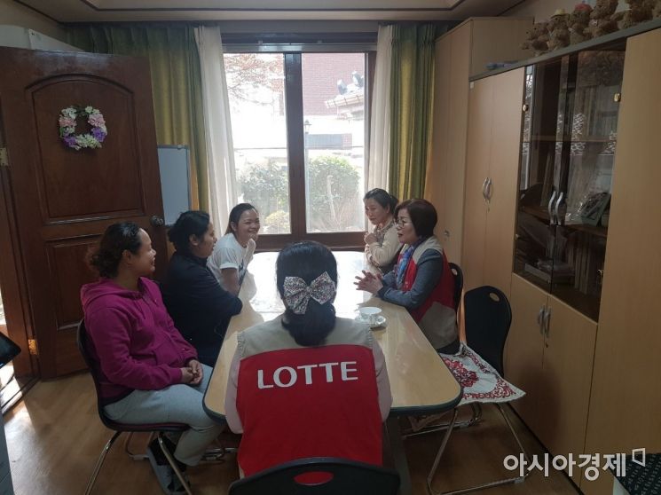 롯데케미칼 전남 여수공장이 다문화이주여성쉼터에 입소한 이주여성 지원에 나선다.(사진=롯데케미칼 여수공장 제공)