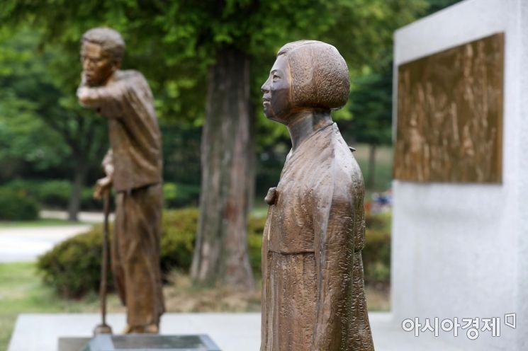 인천 부평공원에 평화의 소녀상과 강제징용 노동자상이 설치돼 있다. / 사진=문호남 기자 munonam@