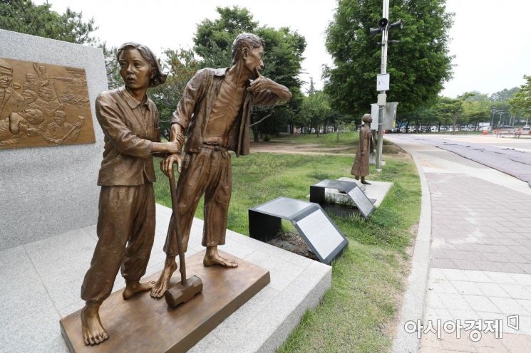 2019년 7월 23일 인천 부평공원에 일제강점기 강제징용 노동자들의 넋을 기리는 동상이 설치돼 있다. /문호남 기자 munonam@