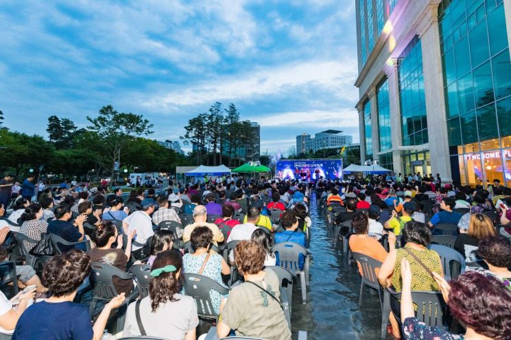 물에 발담그고 즐기는 ‘한여름밤의 음악축제’