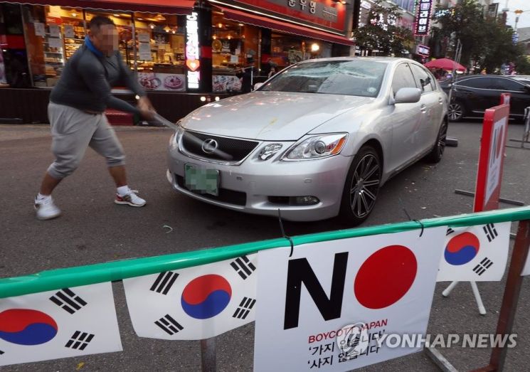 "일본 경제 보복에 분노한다" 日 렉서스 차량 산산조각 