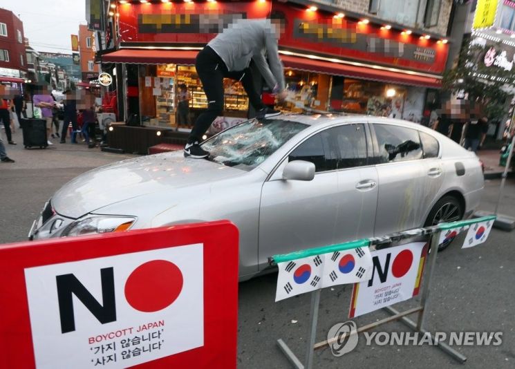 "일본 경제 보복에 분노한다" 日 렉서스 차량 산산조각 