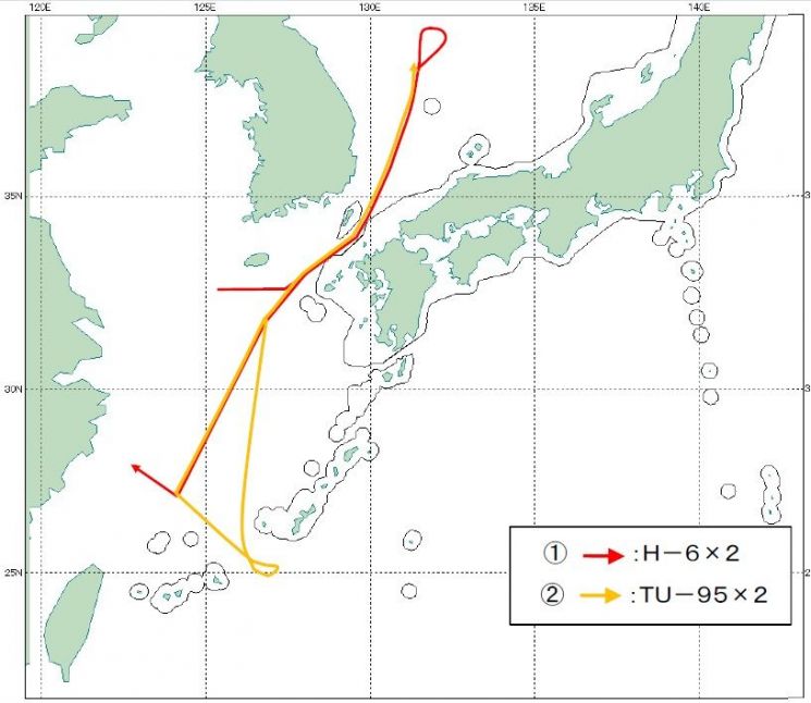 23일 KADIZ 무단침입 당시 중국 H-6 폭격기의 항로(붉은색 화살표)와 러시아 TU-95 폭격기의 항로(노란색 화살표) 모습. (사진=일본 방위성/www.mod.go.jp)