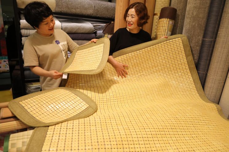 [포토] 롯데百 광주점, 26일부터 마작 대자리 제품 할인행사
